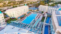 DAIMA BIZ HOTEL Pools & Beach