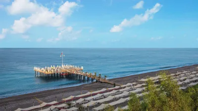 DELPHIN DELUXE RESORT Pools & Beach