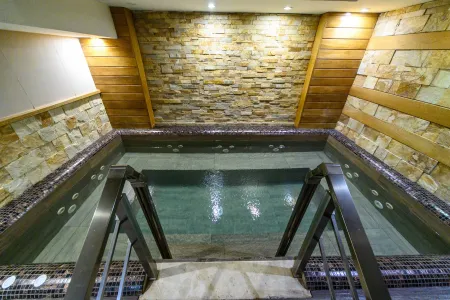 DELTA HOTEL Pools & Beach