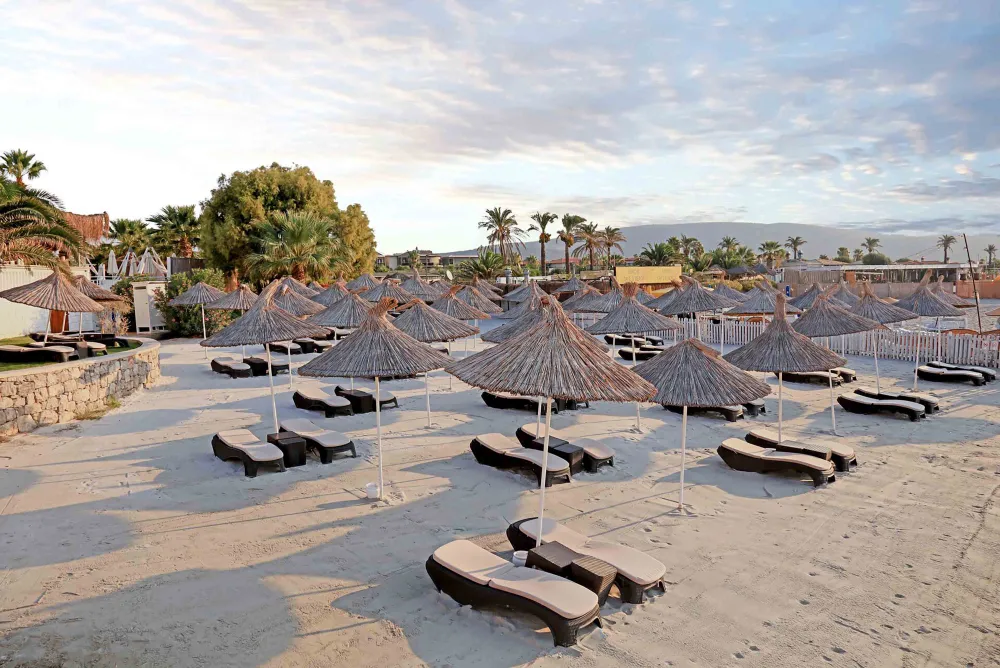DESIGN PLUS SEYA BEACH Pools & Beach