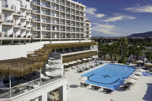 DESIGN PLUS SEYA BEACH Pools & Beach