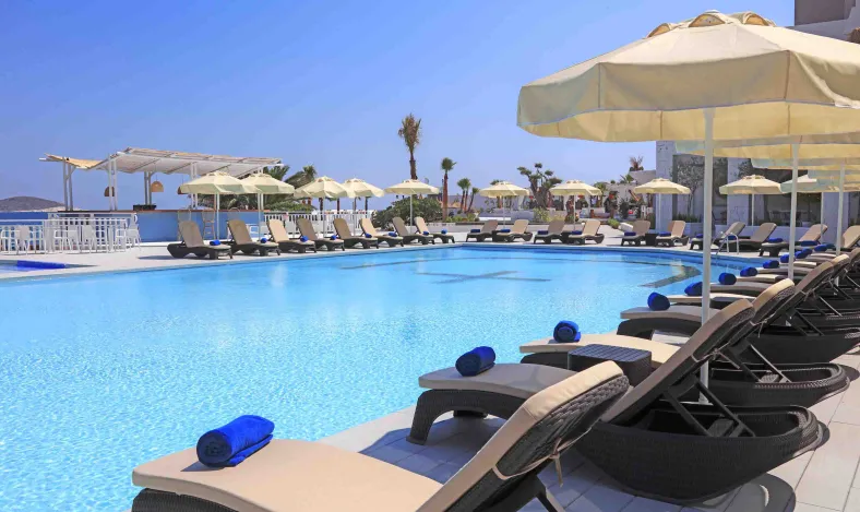 DESIGN PLUS SEYA BEACH Pools & Beach