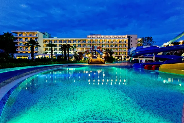 DIT EVRIKA BEACH CLUB HOTEL Pools & Beach