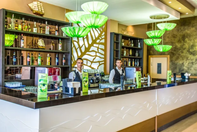 DIT EVRIKA BEACH CLUB HOTEL Bars