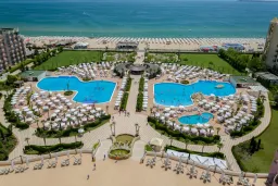 DIT MAJESTIC BEACH RESORT Pools & Beach