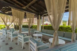 DIT MAJESTIC BEACH RESORT Bars