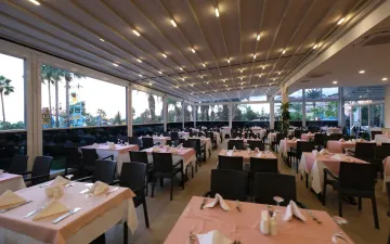 DOBEDAN BEACH RESORT COMFORT Restaurants