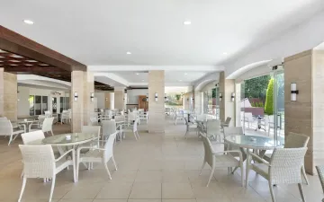 DOBEDAN BEACH RESORT COMFORT Restaurants
