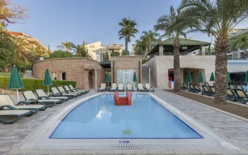 DOBEDAN BEACH RESORT COMFORT Pools & Beach