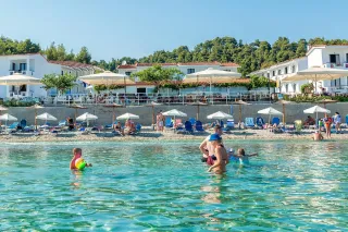 DOLPHIN BEACH HOTEL Pools & Beach