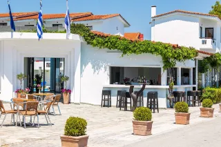 DOLPHIN BEACH HOTEL Bars