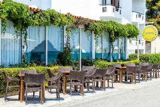 DOLPHIN BEACH HOTEL Bars