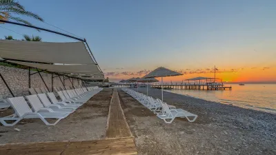 DOSINIA LUXURY RESORT Pools & Beach