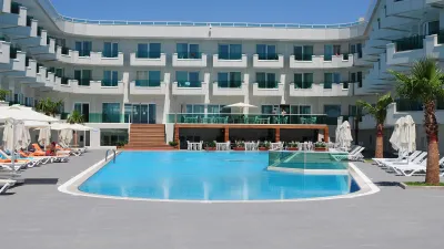 DRAGUT POINT SOUTH Pools & Beach