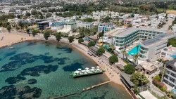 DRAGUT POINT SOUTH Pools & Beach