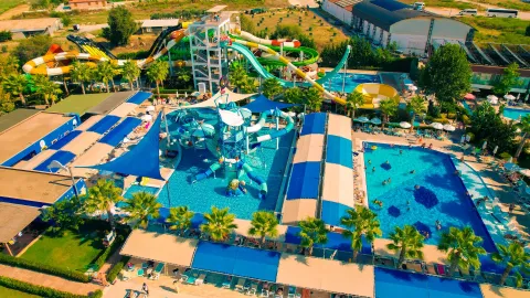 DREAM WORLD AQUA Pools & Beach
