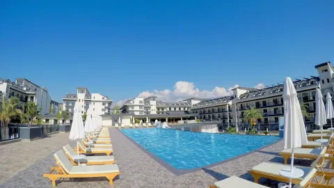 DREAM WORLD PALACE Pools & Beach