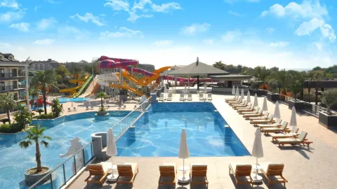 DREAM WORLD PALACE Pools & Beach
