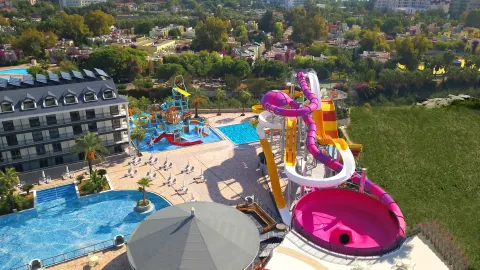 DREAM WORLD PALACE Pools & Beach