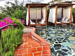 EL VINO SUITES Pools & Beach