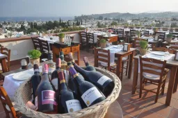 EL VINO SUITES Restaurants
