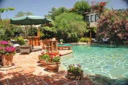 EL VINO SUITES Pools & Beach