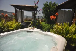 EL VINO SUITES Pools & Beach