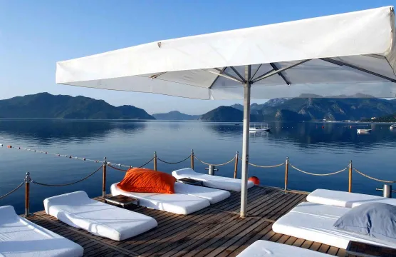 ELEGANCE HOTELS INTERNATIONAL Pools & Beach