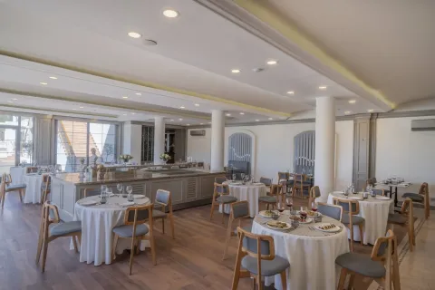 ELEMENTA HOTEL 12+ Restaurants
