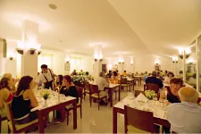 FEBEACH SIDE HOTEL Restaurants