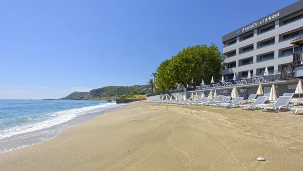 FLORIA BEACH HOTEL Pools & Beach