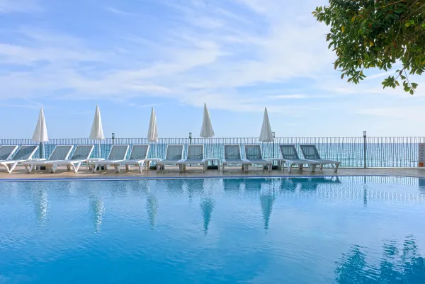 FLORIA BEACH HOTEL Pools & Beach