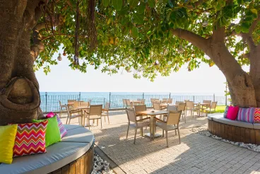 FLORIA BEACH HOTEL Restaurants