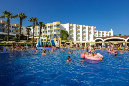 FORTEZZA BEACH RESORT Pools & Beach