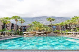 GOLDEN SUN HOTEL Pools & Beach