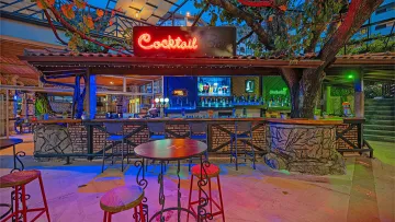 GOLMAR BEACH HOTEL Bars