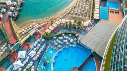 GRANADA LUXURY OKURCALAR Pools & Beach