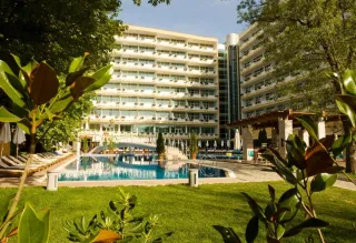 GRAND HOTEL NIRVANA Pools & Beach