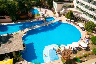 GRAND HOTEL NIRVANA Pools & Beach