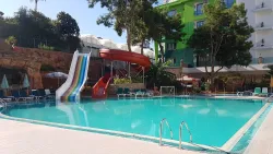 GREEN LIFE HOTEL Pools & Beach