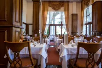 HELENA SANDS Restaurants
