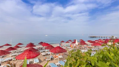 HOLIDAY GARDEN RESORT Pools & Beach