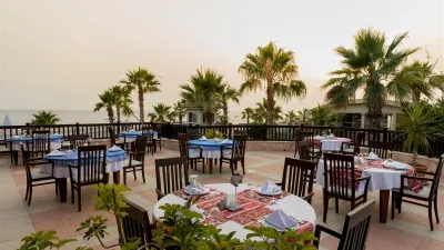 HOLIDAY GARDEN RESORT Restaurants