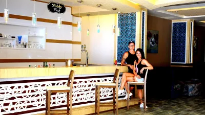 HOLIDAY GARDEN RESORT Bars