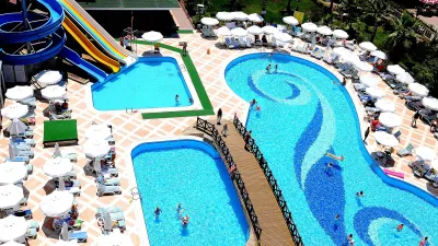 HOLIDAY GARDEN RESORT Pools & Beach