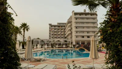 HOLIDAY GARDEN RESORT Pools & Beach