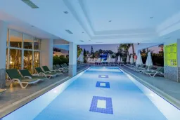 HOLIDAY PARK RESORT Pools & Beach