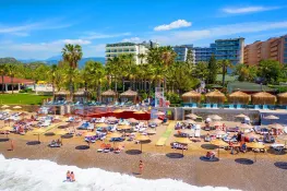 HOLIDAY PARK RESORT Pools & Beach