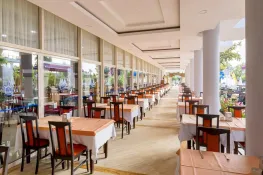HOLIDAY PARK RESORT Restaurants