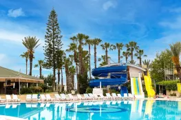 HOLIDAY PARK RESORT Pools & Beach